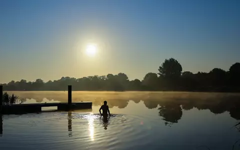 Bei weit über 30 Grad ist Abkühlung willkommen. - Foto: Christian Charisius/dpa