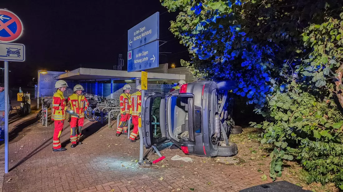 FW Lehrte: Verkehrsunfall in Arpke: PKW kommt von Fahrbahn ab und knallt in Fahrradständer am Bahnhof - Bild: presseportal.de