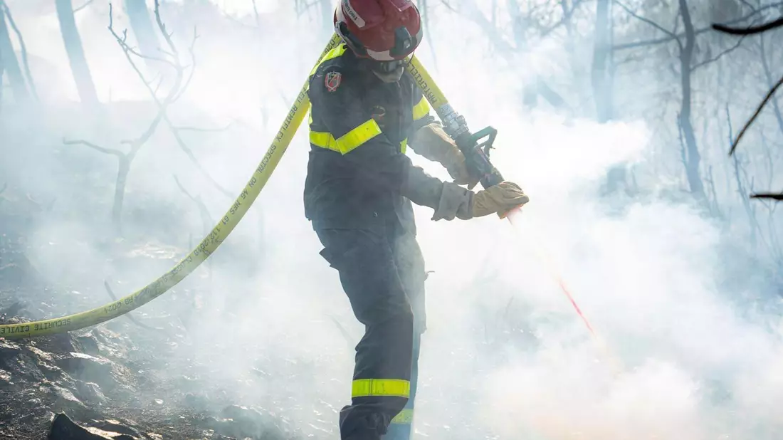 In nur wenigen Stunden hatte sich der Brand enorm ausgebreitet. (Archivbild) - Bild: Uncredited/Securite Civile via AP/dpa