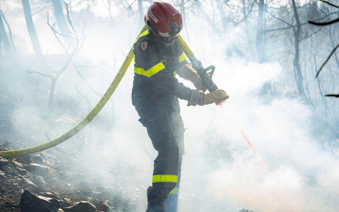 Schon seit Tagen kämpft die Feuerwehr gegen den Waldbrand in Südfrankreich. - Foto: Uncredited/Securite Civile via AP/dpa