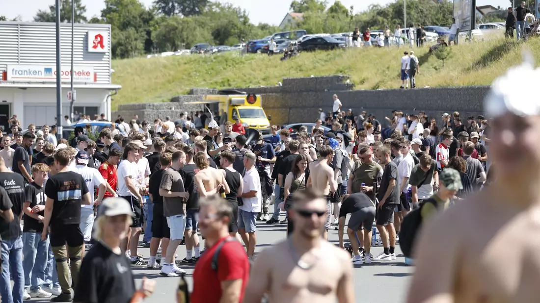 Tausende Menschen haben sich laut Polizei in und um Altschauerberg in Mittelfranken versammelt - sogenannte Hater des Youtubers «Drachenlord». - Bild: David Oßwald/NEWS5/dpa