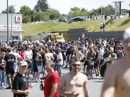 Tausende Menschen haben sich laut Polizei in und um Altschauerberg in Mittelfranken versammelt - sogenannte Hater des Youtubers «Drachenlord». - Foto: David Oßwald/NEWS5/dpa