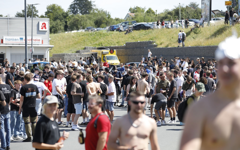Tausende Menschen haben sich laut Polizei in und um Altschauerberg in Mittelfranken versammelt - sogenannte Hater des Youtubers «Drachenlord». - Foto: David OĂwald/NEWS5/dpa Tausende Menschen haben sich laut Polizei in und um Altschauerberg in Mittelfranken versammelt - sogenannte Hater des Youtubers «Drachenlord». - Foto: David OĂwald/NEWS5/dpa