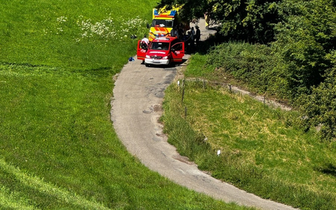 FW Weinheim: Arbeitsunfall im Wald Feuerwehr und Rettungsdienst retten verletzte Person aus unwegsamem Gelände - Foto: presseportal.de FW Weinheim: Arbeitsunfall im Wald Feuerwehr und Rettungsdienst retten verletzte Person aus unwegsamem Gelände - Foto: presseportal.de