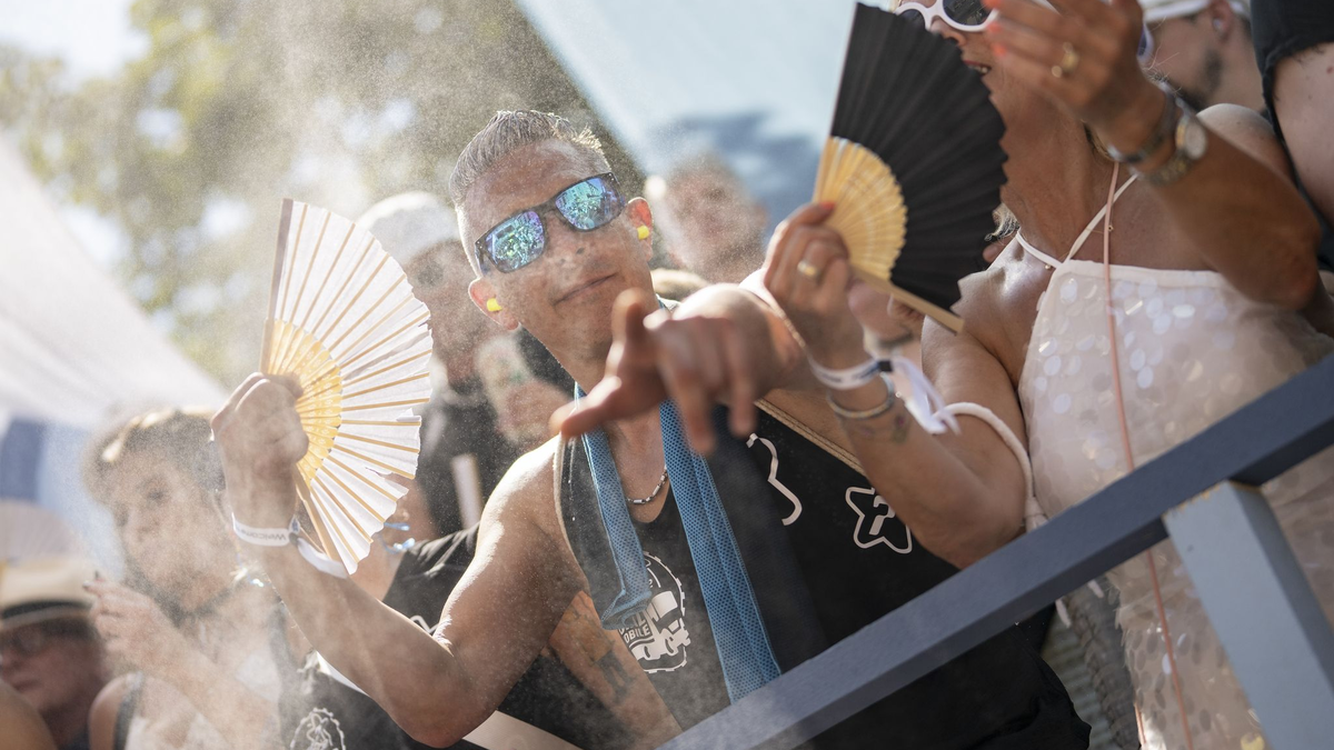 Der Zürichsee bot Abkühlung. - Foto: Til Buergy/KEYSTONE/dpa