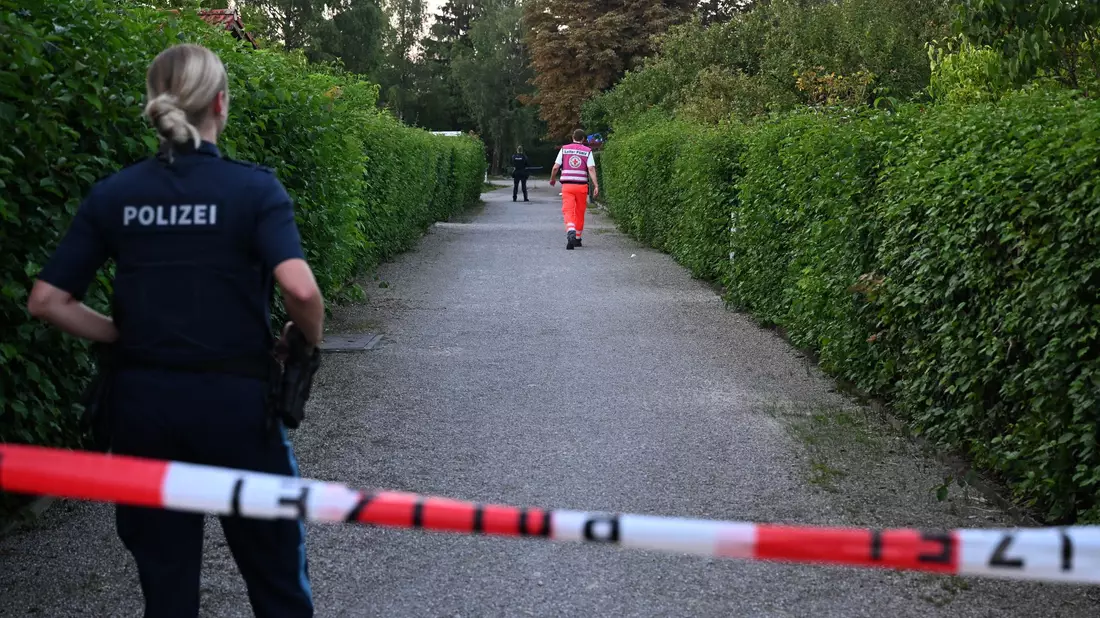Die Teilnehmer der Feier in dem Schrebergarten hatten selbst die Rettungskräfte verständigt. - Bild: Felix Hörhager/dpa
