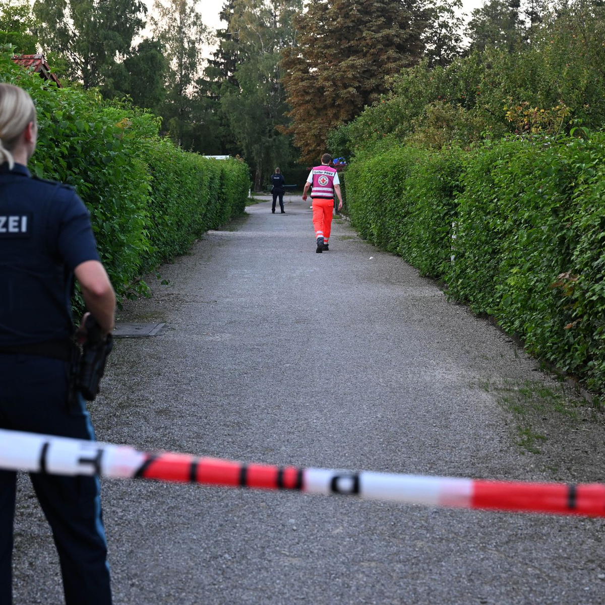 Die Teilnehmer der Feier in dem Schrebergarten hatten selbst die Rettungskräfte verständigt. - Foto: Felix Hörhager/dpa