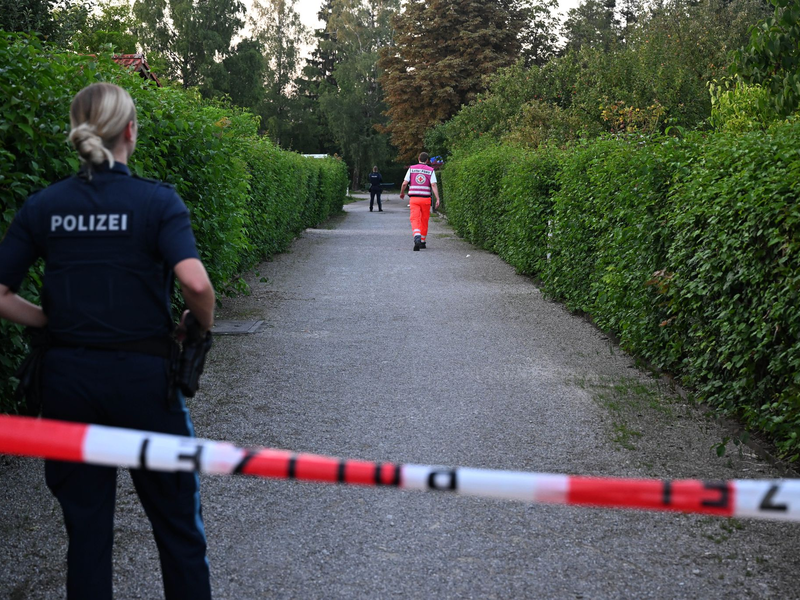 Die Teilnehmer der Feier in dem Schrebergarten hatten selbst die Rettungskräfte verständigt. - Foto: Felix Hörhager/dpa