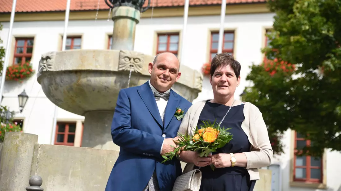Endlich verheiratet: Kathrin Pollnow und Klaus-Dieter Rose. - Bild: Simon Kremer/dpa