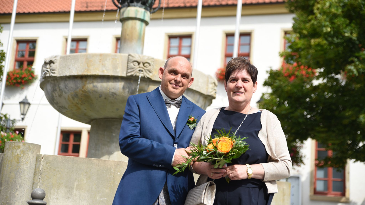 Endlich verheiratet: Kathrin Pollnow und Klaus-Dieter Rose. - Foto: Simon Kremer/dpa