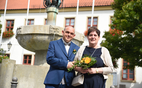 Endlich verheiratet: Kathrin Pollnow und Klaus-Dieter Rose. - Foto: Simon Kremer/dpa