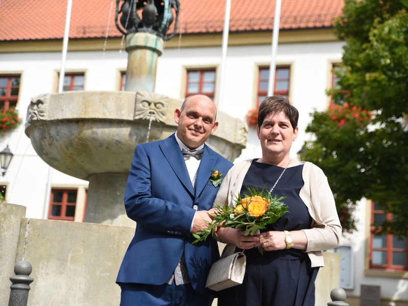 Endlich verheiratet: Kathrin Pollnow und Klaus-Dieter Rose. - Foto: Simon Kremer/dpa