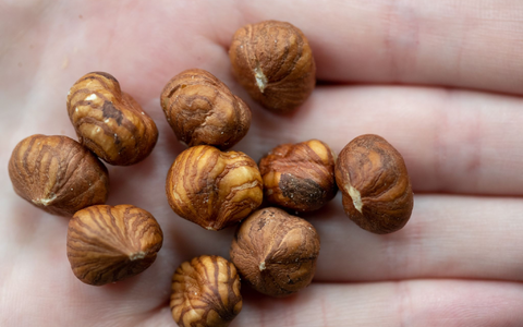 Haselnüsse wachsen auch in Deutschland, kommen aber vor allem aus der Türkei. (Illustration) - Foto: Daniel Karmann/dpa