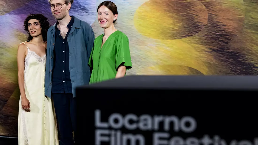 Ihr Film «Sehnsucht in Sangerhausen» gehört ist ein Topfavorit auf den Preis: Regisseur Julian Radlmaier aus Deutschland (Mitte) sowie die Schauspielerinnen Maral Keshavarz (links) und Clara Schwinning. - Bild: Jean-Christophe Bott/KEYSTONE/dpa