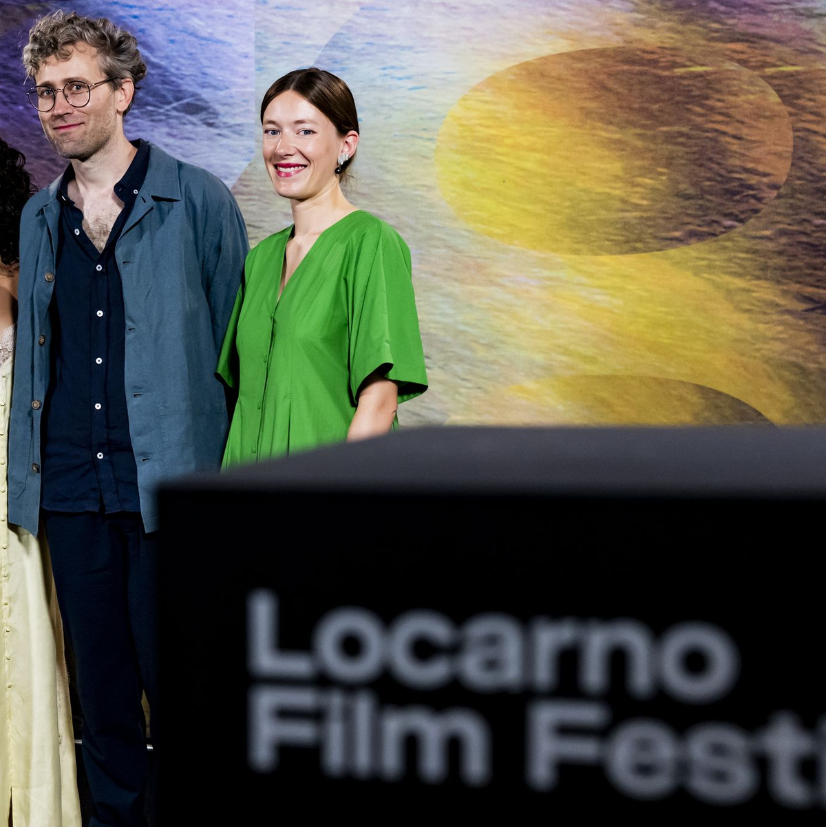 Ihr Film «Sehnsucht in Sangerhausen» gehört ist ein Topfavorit auf den Preis: Regisseur Julian Radlmaier aus Deutschland (Mitte) sowie die Schauspielerinnen Maral Keshavarz (links) und Clara Schwinning. - Foto: Jean-Christophe Bott/KEYSTONE/dpa