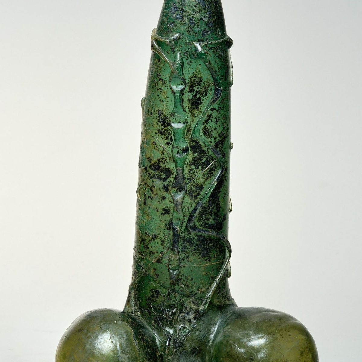 Auf dem vom Düsseldorfer Kunstpalast zur Verfügung gestellten undatierten Bild ist ein grüner Glas-Phallus aus dem 16. Jahrhundert zu sehen. Das Objekt ist Teil der Ausstellung «Sex Now» im NRW-Forum. - Foto: Kunstpalast Düsseldorf/dpa