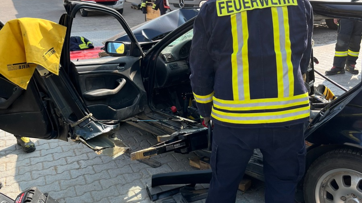 FW Borgentreich: Fortbildung mit WEBER RESCUE - Technische Hilfeleistung Verkehrsunfall - Foto: presseportal.de