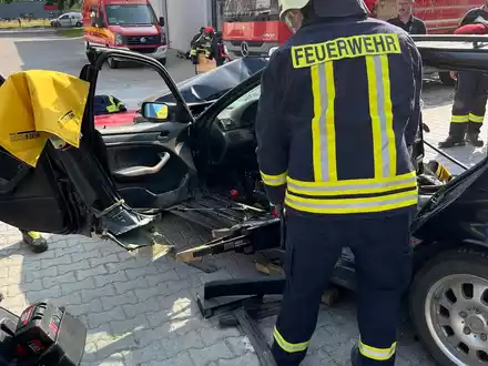FW Borgentreich: Fortbildung mit WEBER RESCUE - Technische Hilfeleistung Verkehrsunfall - Foto: presseportal.de