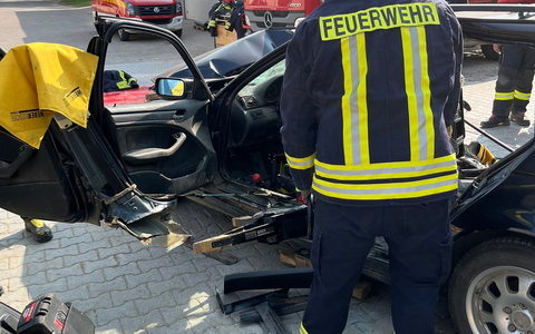 FW Borgentreich: Fortbildung mit WEBER RESCUE - Technische Hilfeleistung Verkehrsunfall - Foto: presseportal.de FW Borgentreich: Fortbildung mit WEBER RESCUE - Technische Hilfeleistung Verkehrsunfall - Foto: presseportal.de