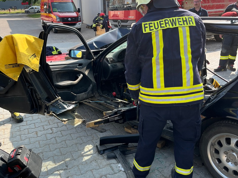 FW Borgentreich: Fortbildung mit WEBER RESCUE - Technische Hilfeleistung Verkehrsunfall - Foto: presseportal.de