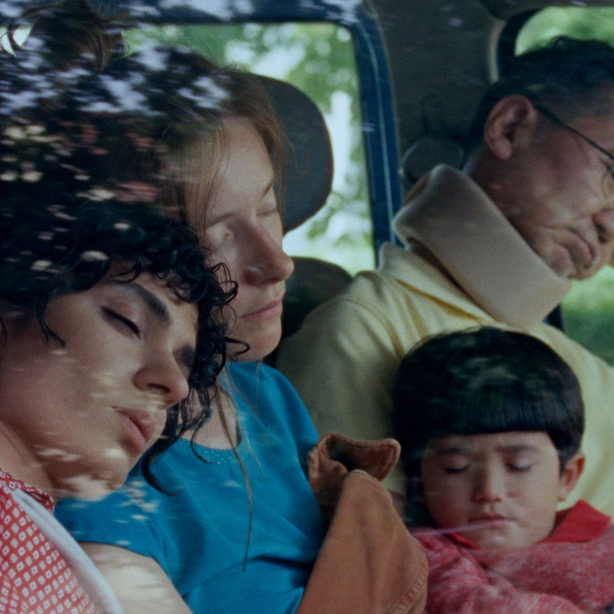 Es beginnt mit einer flüchtigen Bekanntschaft und wird zur gemeinsamen Reise: Eine Szenenaufnahme aus dem Film «Sehnsucht in Sangerhausen».  - Foto: -/Blue Monticola Film/dpa