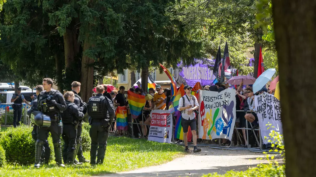 Ein Gegenprotest aus dem rechten Spektrum folgte dem CSD. - Bild: Daniel Wagner/dpa-Zentralbild/dpa