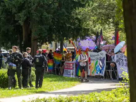 Ein Gegenprotest aus dem rechten Spektrum folgte dem CSD. - Foto: Daniel Wagner/dpa-Zentralbild/dpa