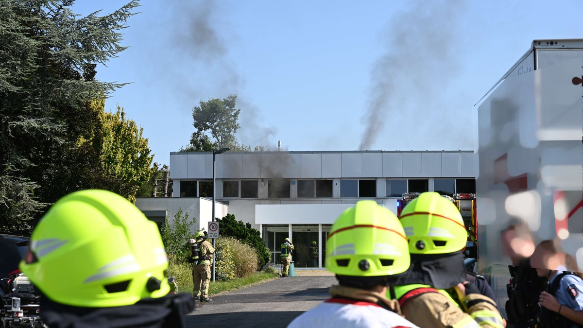 FW Pulheim: Brauweiler - Feuer in Bürogebäude - Foto: presseportal.de