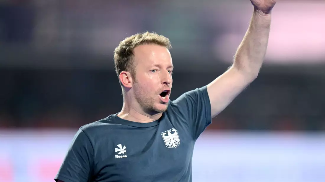 Trainer Henning freut sich über die gute Leistung zum EM-Beginn. - Bild: Frank Uijlenbroek/dpa