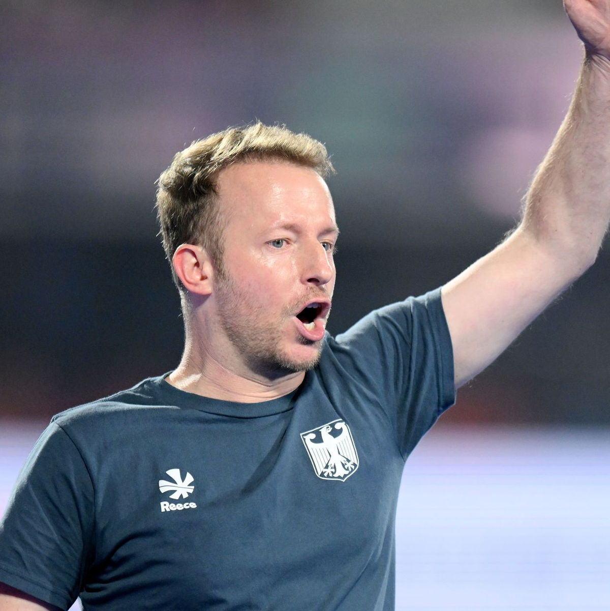 Trainer Henning freut sich über die gute Leistung zum EM-Beginn. - Foto: Frank Uijlenbroek/dpa