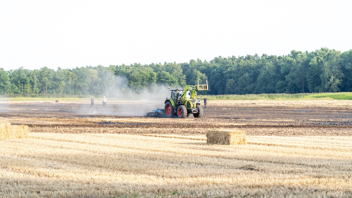 FW Flotwedel: Brennende Ballenpresse sorgt für überörtlichen Feuerwehreinsatz bei Papenhorst - Foto: presseportal.de