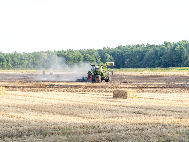 FW Flotwedel: Brennende Ballenpresse sorgt für überörtlichen Feuerwehreinsatz bei Papenhorst - Foto: presseportal.de