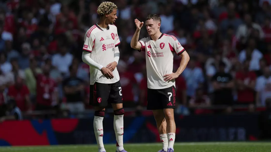 Jetzt in Liverpool: Die ehemaligen Bundesliga-Stars Hugo Ekitike (l) und Florian Wirtz. - Bild: Dave Shopland/AP/dpa