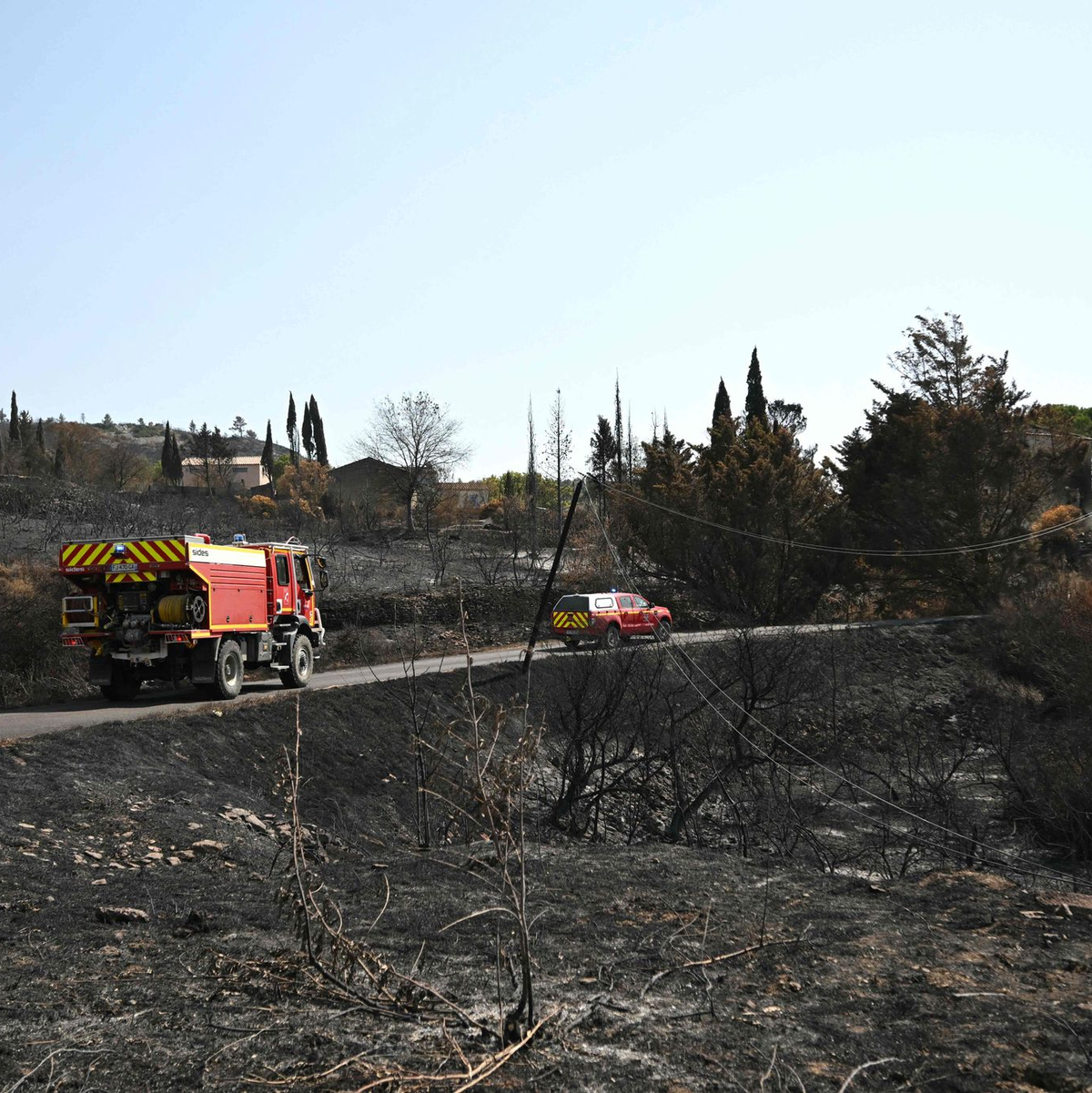Große Teile des Brands sind mittlerweile gelöscht. - Foto: Bertrand Guay/AFP/dpa