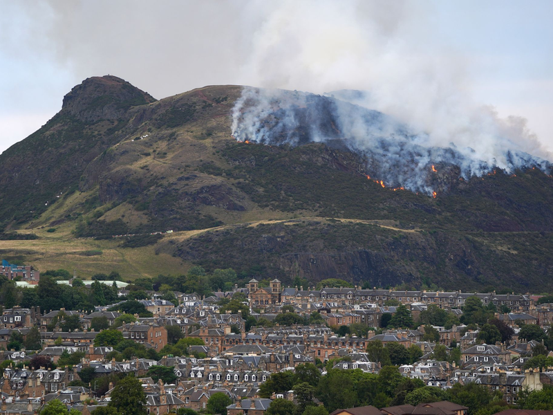 Die Flammen sind in der Umgebung zu sehen. - Foto: Jane Barlow/PA Wire/dpa