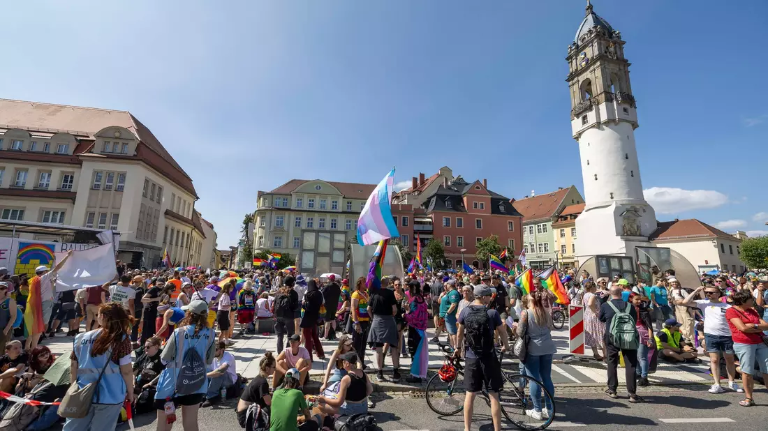 Beim Christopher Street Day in Bautzen wurde unter dem Motto „Die Würde des Menschen ist unantastbar“ gefeiert. - Bild: Daniel Wagner/dpa