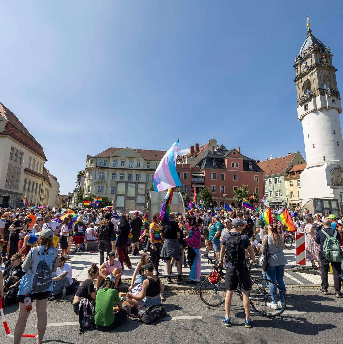 Beim Christopher Street Day in Bautzen wurde unter dem Motto „Die Würde des Menschen ist unantastbar“ gefeiert. - Foto: Daniel Wagner/dpa