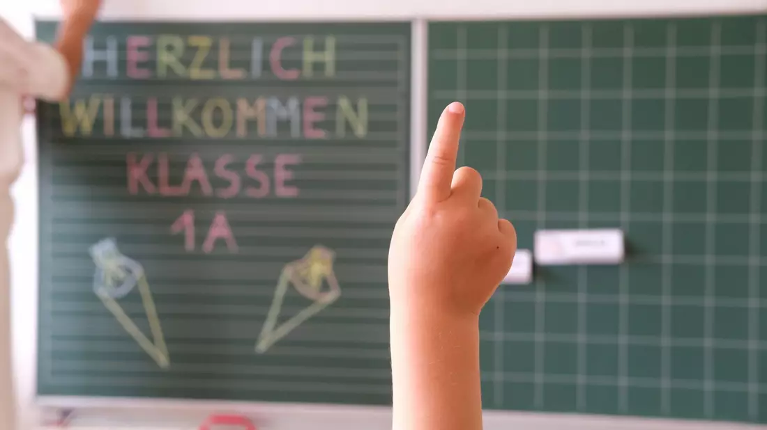 Ranzen packen, Bücher stemmen: Es geht wieder los für Tausende Schüler in Deutschland.  - Bild: Sebastian Willnow/dpa