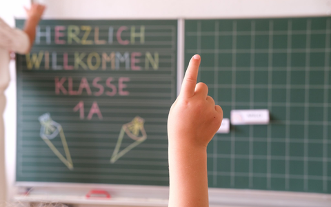 Ranzen packen, Bücher stemmen: Es geht wieder los für Tausende Schüler in Deutschland. - Foto: Sebastian Willnow/dpa Ranzen packen, Bücher stemmen: Es geht wieder los für Tausende Schüler in Deutschland. - Foto: Sebastian Willnow/dpa