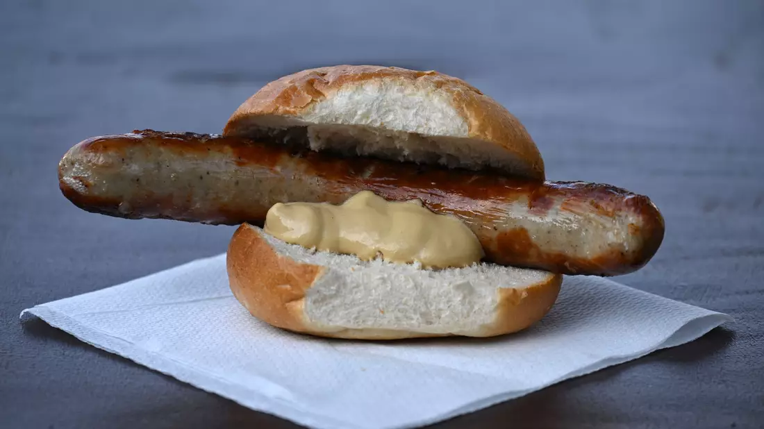 Wann und wo gab es die erste Bratwurst? Eine Urkunde könnte darüber Aufschluss geben. (Archivbild) - Bild: Martin Schutt/dpa