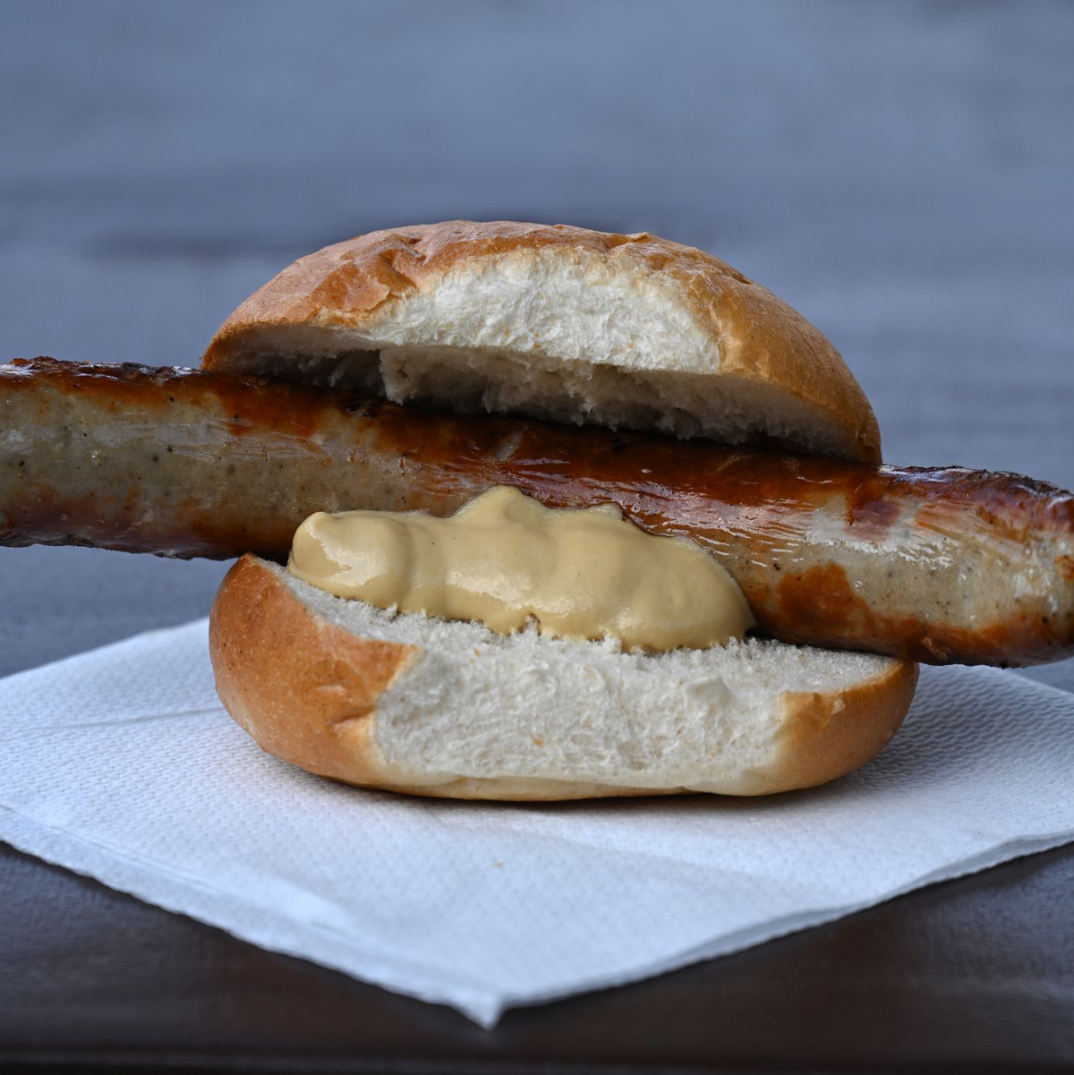 Wann und wo gab es die erste Bratwurst? Eine Urkunde könnte darüber Aufschluss geben. (Archivbild) - Foto: Martin Schutt/dpa