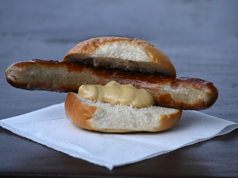 Wann und wo gab es die erste Bratwurst? Eine Urkunde könnte darüber Aufschluss geben. (Archivbild) - Foto: Martin Schutt/dpa