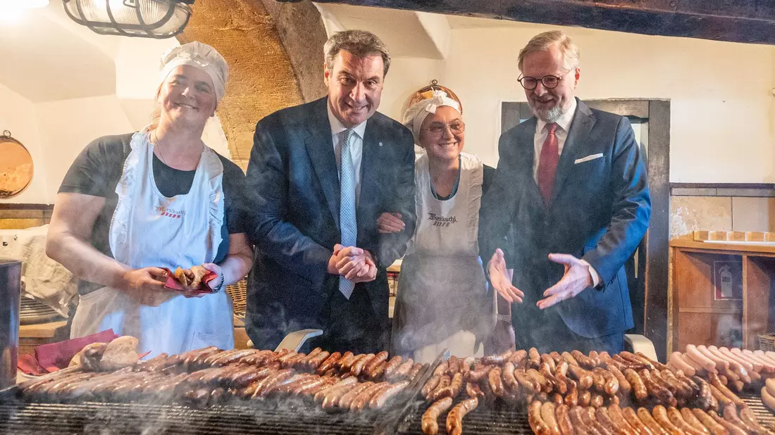 Ob Pizza, Burger oder Wurst - in den sozialen Medien geht es bei Bayerns Ministerpräsidenten, Markus Söder (CSU), häufig ums Essen. (Archivfoto)   - Bild: Armin Weigel/dpa