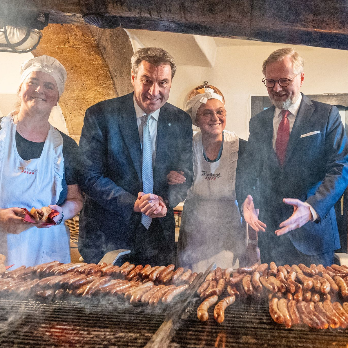 Ob Pizza, Burger oder Wurst - in den sozialen Medien geht es bei Bayerns Ministerpräsidenten, Markus Söder (CSU), häufig ums Essen. (Archivfoto)   - Foto: Armin Weigel/dpa