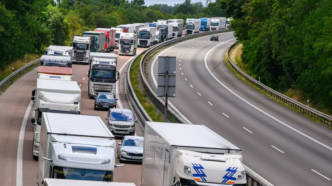 Laut Statistik haben die Grenzkontrollen bislang keine negativen Auswirkungen auf die Handelsbilanz. Doch sie kosten die Unternehmen Zeit und Geld. - Bild: Patrick Pleul/dpa