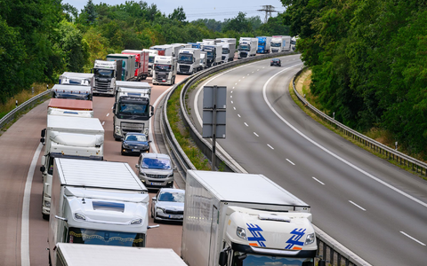 Laut Statistik haben die Grenzkontrollen bislang keine negativen Auswirkungen auf die Handelsbilanz. Doch sie kosten die Unternehmen Zeit und Geld. - Foto: Patrick Pleul/dpa Laut Statistik haben die Grenzkontrollen bislang keine negativen Auswirkungen auf die Handelsbilanz. Doch sie kosten die Unternehmen Zeit und Geld. - Foto: Patrick Pleul/dpa