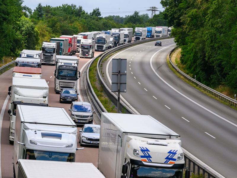 Laut Statistik haben die Grenzkontrollen bislang keine negativen Auswirkungen auf die Handelsbilanz. Doch sie kosten die Unternehmen Zeit und Geld. - Foto: Patrick Pleul/dpa