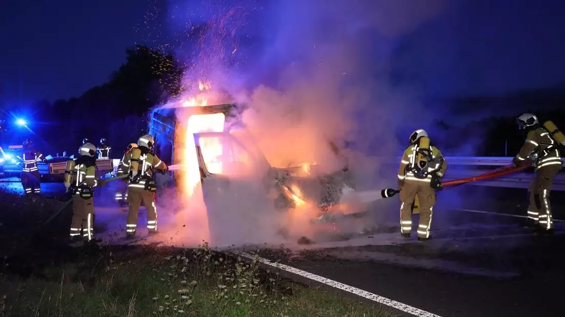FW Dresden: Brand eines Kleintransporters - Bild: presseportal.de