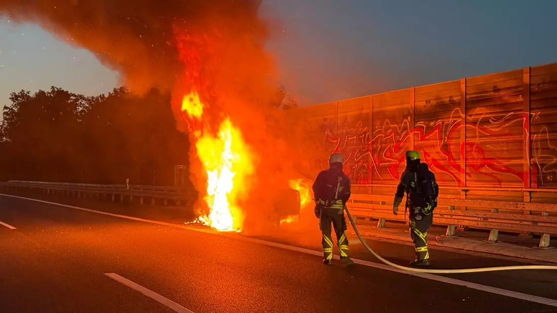 FW Hünxe: Pkw in Vollbrand - Langer Stau auf der BAB 3 - Bild: presseportal.de