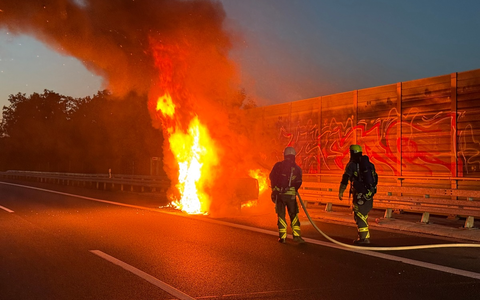 FW Hünxe: Pkw in Vollbrand - Langer Stau auf der BAB 3 - Foto: presseportal.de